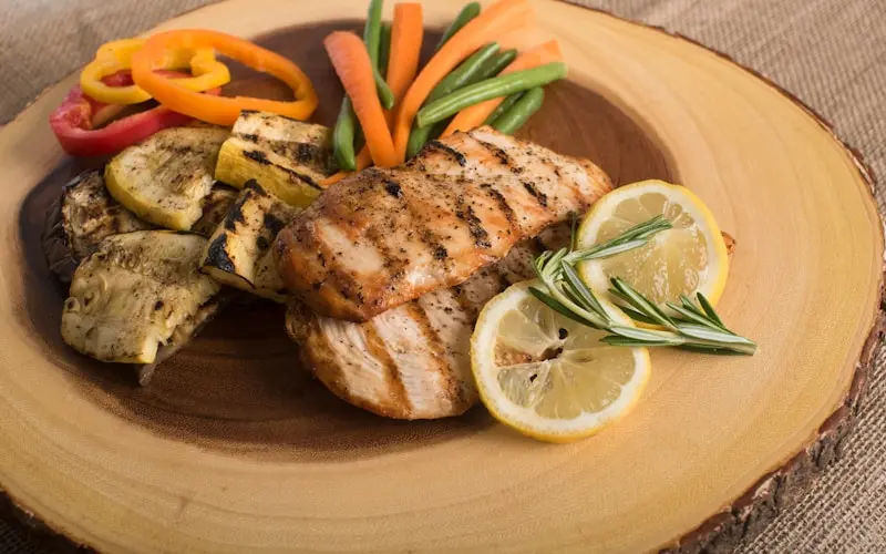 صدور دجاج مشوية بالأعشاب (دايت): وصفة صحية ولذيذة